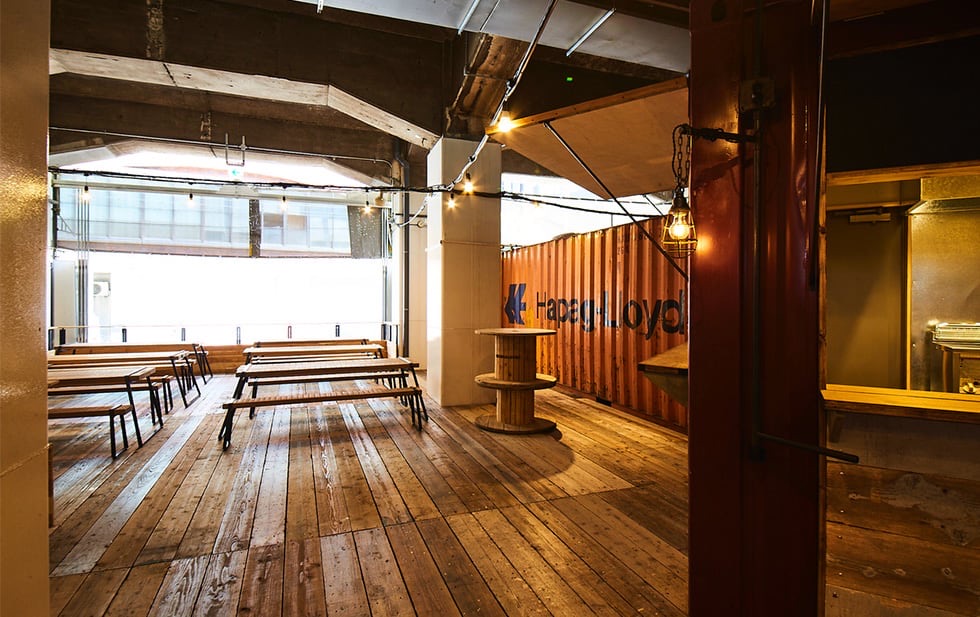 OSAKA FOOD LAB 会場内 木の床とベンチが並ぶ一角